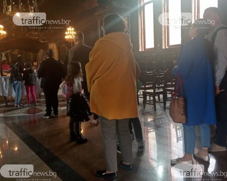 Пловдивчани чакат търпеливо цял ден днес, за да минат под плащаницата