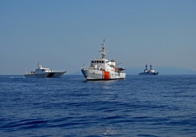 Японски спасители издирват в събота туристически кораб превозваща около 30