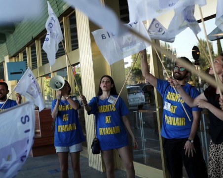 Авиокомпания втори ден на протест!  Отмени са стотици полети