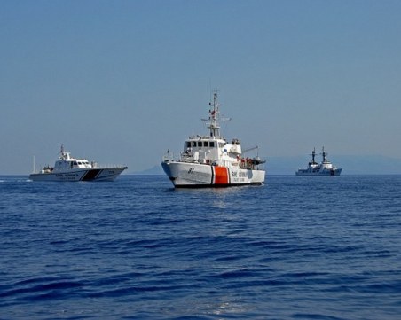 Издирват туристически кораб в Япония