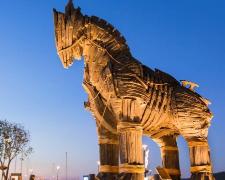 На този ден: Гърците влизат в Троя, започва Руско-Турската война