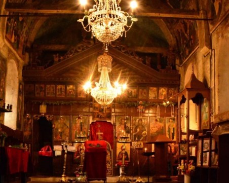 Църквата на Храбрино почти събра средства за ремонт, посреща Великден с найлони на покрива