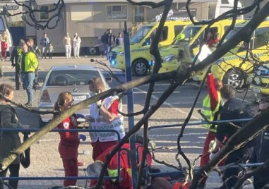 Шестима души са ранени след като кола се врязва в