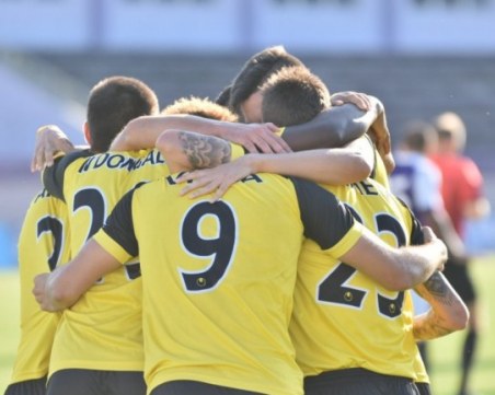 Ботев Пловдив зарадва малък фен