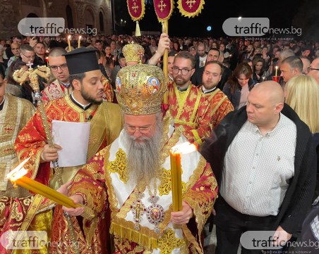 Хиляди пловдивчани посрещнаха Възкресение Христово в църквите под тепетата