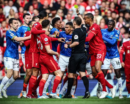 Ливърпул спечели мърсисайдското дерби и запази интригата за титлата в Англия