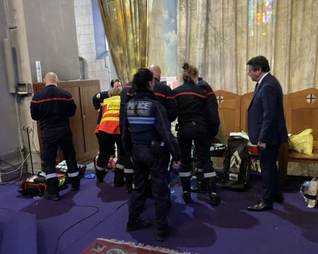 Нападнаха с нож свещеник в Ница