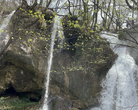 Пълноводен водопад тече на половин час от Пловдив