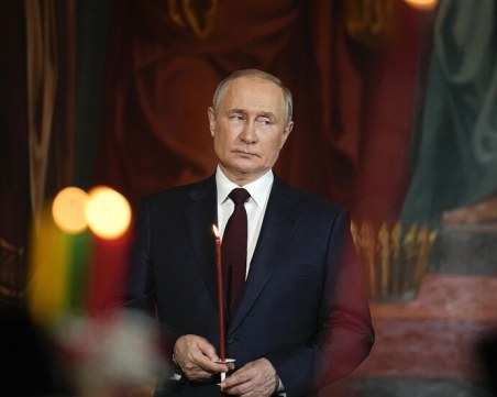 Путин присъства на среднощната Великденска литургия в Москва
