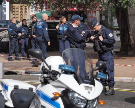 Свещеник и монахиня бяха наръгани с нож в Ница, нападателят планирал да убие Макрон