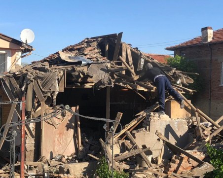 Взрив разруши къща край Пловдив навръх Великден, селото се обединява в помощ на пострадалото семейство