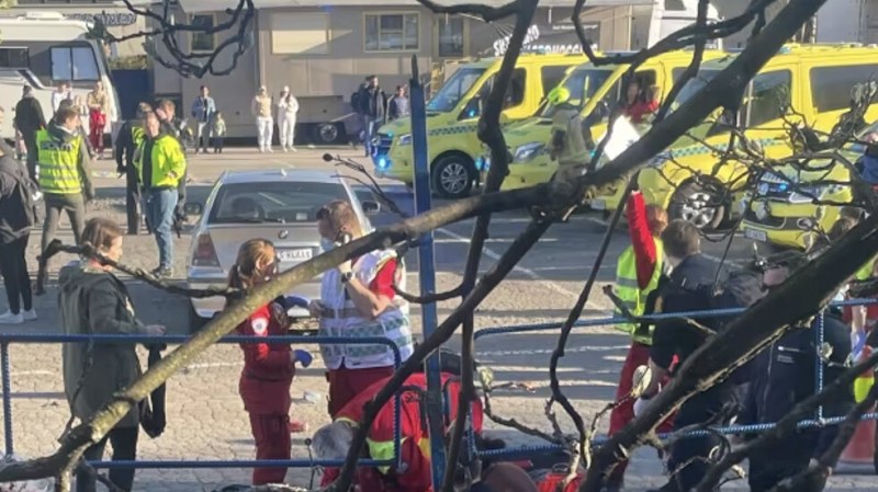 Шестима души са ранени, след като кола се врязва в