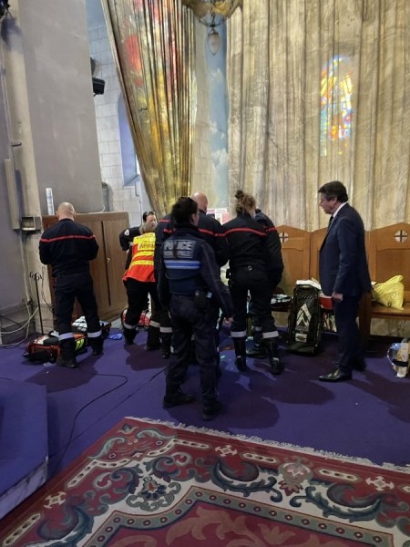 Нападнаха с нож свещеник в Ница