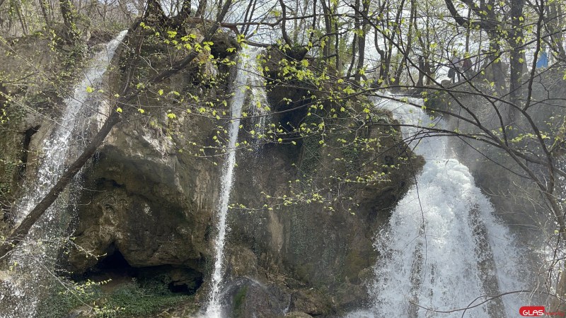 Пълноводен водопад тече на половин час от Пловдив