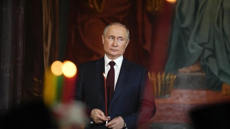 Президентът на Русия Владимир Путин присъства на великденска служба, отслужена