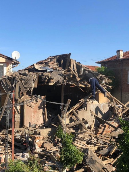 Взрив разруши къща край Пловдив навръх Великден, селото се обединява в помощ на пострадалото семейство