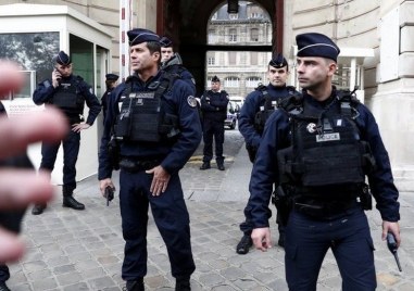 Френски полицаи откриха огън по автомобил в центъра на Париж