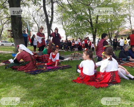 Белоземци се събраха на Великденска седянка, малчугани в народни носии пяха и танцуваха