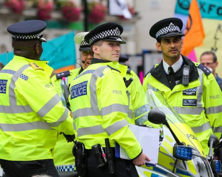 Четирима са убити с хладно оръжие в апартамент в Лондон