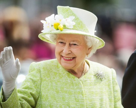 Скритите послания на тоалетите на кралица Елизабет II