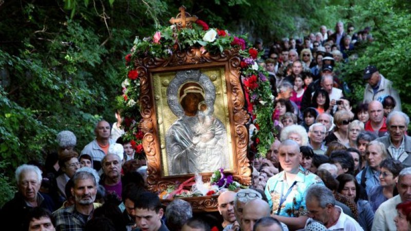 Стотици се молят за изцеление и здраве пред иконата на Св. Богородица в Бачковския манастир