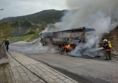 Пътнически автобус изгоря близо до Клисура днес следобед Шофьорът пътувал