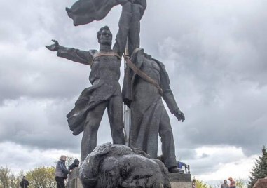 Кметството на Киев започна демонтажа на исторически паметник от съветската