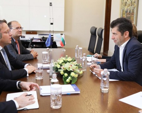 Кирил Петков проведе среща с европейския комисар по разширяване