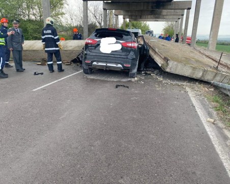 Мостово съоръжение падна върху кола край Девня, има ранени