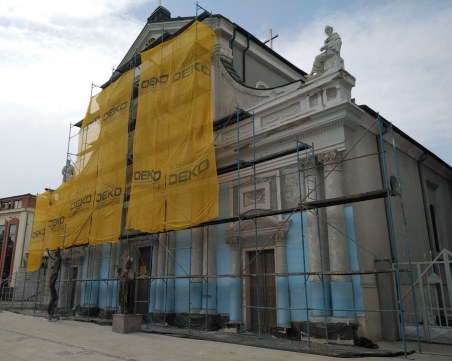 Реставраторът Никола Стоянов връща блясъка на облепената с изолация Католическа църква