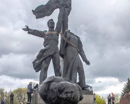 В Киев започна демонтаж на паметника посветен на дружбата между Украйна и Русия
