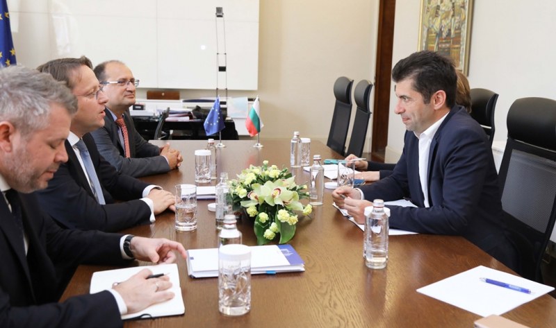 Министър-председателят Кирил Петков проведе среща с европейския комисар по съседство