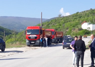 Жители на Белащица блокираха достъпа на камиони извозващи инертни материали