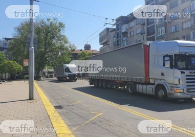 Протестното шествие на превозвачите пресича Пловдив Над 200 камиона и