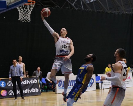 Академик започва плейофите на 3 май