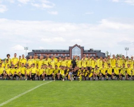 Благотворителна изложба за ДЮШ на Ботев