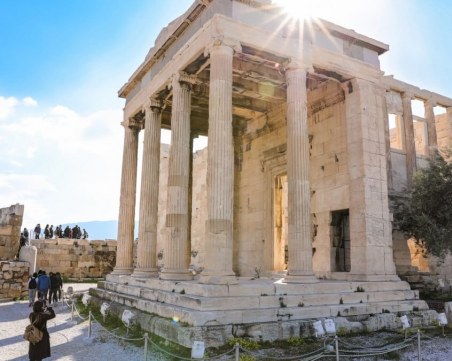 Нова COVID вълна в Гърция? Регистрираха близо 12 000 случая за ден