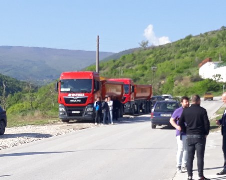 Протест блокира камионите от кариерата край Белащица
