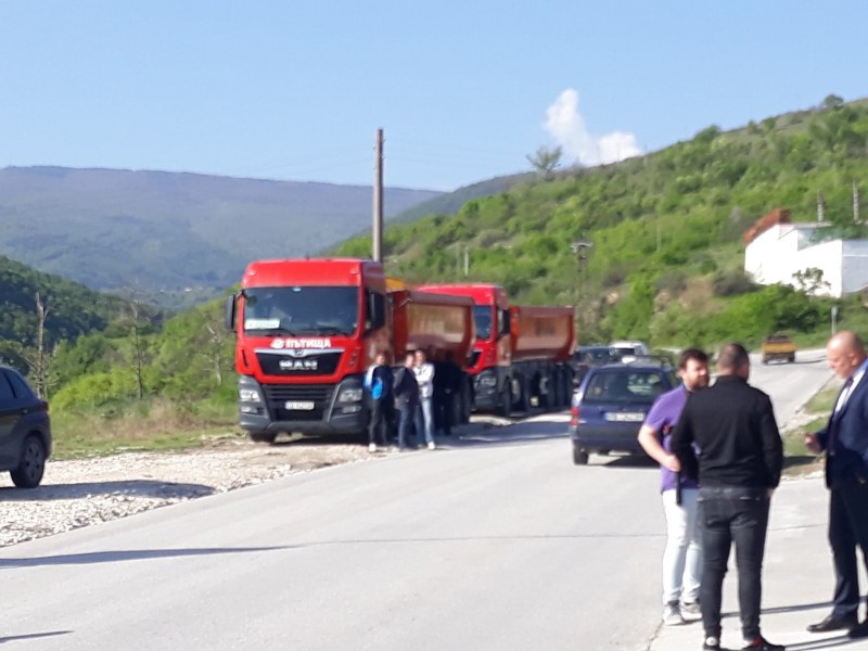Протест блокира камионите от кариерата край Белащица