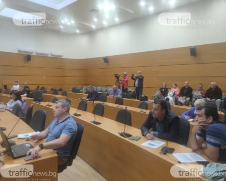 Депутат от ПП обеща милиони за стадионите на Пловдив и басейна, общинари са скептични