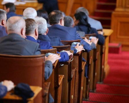 Парламентът с извънредно заседание