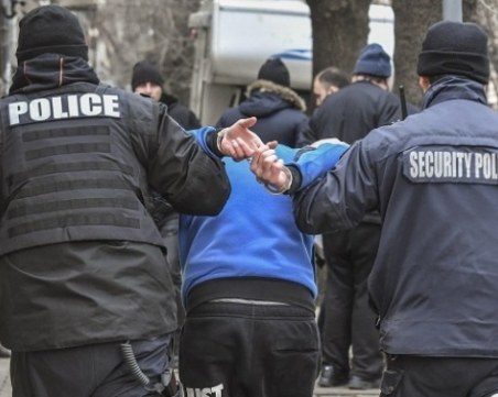 Съседи се биха пред полицейското управление във Велинград