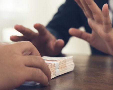 Спипаха данъчен с 10 бона подкуп