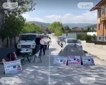 Жители на Белащица опъват палатков лагер, спират камионите от кариерата