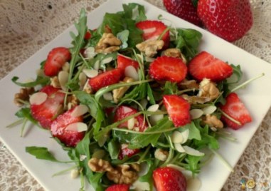 В сезона на ягодите ви предлагаме рецепта за свежа салата