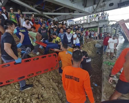 Натоварен мост се срути във Филипините, има жертви и ранени