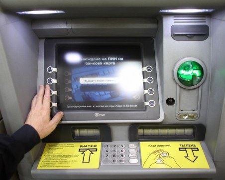 По 1 млн. лева на ден теглят от банкомати и пазаруват украинците в България