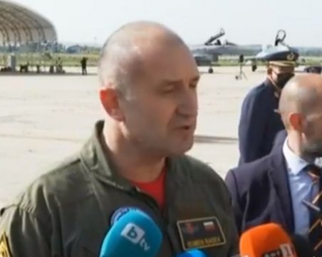 Радев: Много политици никога не са рискували живота си, но подлагат на риск чуждия