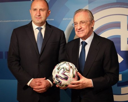 Радев подари на президента на 