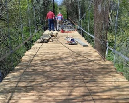 Ремонтът на въжения мост до Гребната база продължава по график